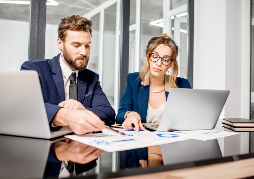 חקירות ואיסוף מידע פיננסי: המפתח לקבלת החלטות עסקיות חכמות